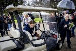 Baar Soestdijk 4 april 2024
Prinses Beatrix onthult het bronzen standbeeld â€˜Het Koninklijk Gezinâ€™ in het park van Paleis Soestdijk. Het groepsportret is in 1996 gemaakt door beeldhouwer Arthur Spronken en bestaat uit de portretten van prinses Beatrix, prins Claus en hun drie zonen.
