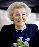 Baar Soestdijk 4 april 2024
Prinses Beatrix onthult het bronzen standbeeld â€˜Het Koninklijk Gezinâ€™ in het park van Paleis Soestdijk. Het groepsportret is in 1996 gemaakt door beeldhouwer Arthur Spronken en bestaat uit de portretten van prinses Beatrix, prins Claus en hun drie zonen.