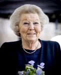 Baar Soestdijk 4 april 2024
Prinses Beatrix onthult het bronzen standbeeld â€˜Het Koninklijk Gezinâ€™ in het park van Paleis Soestdijk. Het groepsportret is in 1996 gemaakt door beeldhouwer Arthur Spronken en bestaat uit de portretten van prinses Beatrix, prins Claus en hun drie zonen.