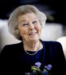 Baar Soestdijk 4 april 2024
Prinses Beatrix onthult het bronzen standbeeld â€˜Het Koninklijk Gezinâ€™ in het park van Paleis Soestdijk. Het groepsportret is in 1996 gemaakt door beeldhouwer Arthur Spronken en bestaat uit de portretten van prinses Beatrix, prins Claus en hun drie zonen.