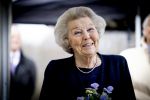 Baar Soestdijk 4 april 2024
Prinses Beatrix onthult het bronzen standbeeld â€˜Het Koninklijk Gezinâ€™ in het park van Paleis Soestdijk. Het groepsportret is in 1996 gemaakt door beeldhouwer Arthur Spronken en bestaat uit de portretten van prinses Beatrix, prins Claus en hun drie zonen.
