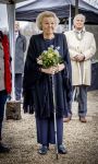 Baar Soestdijk 4 april 2024
Prinses Beatrix onthult het bronzen standbeeld â€˜Het Koninklijk Gezinâ€™ in het park van Paleis Soestdijk. Het groepsportret is in 1996 gemaakt door beeldhouwer Arthur Spronken en bestaat uit de portretten van prinses Beatrix, prins Claus en hun drie zonen.