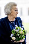Baar Soestdijk 4 april 2024
Prinses Beatrix onthult het bronzen standbeeld â€˜Het Koninklijk Gezinâ€™ in het park van Paleis Soestdijk. Het groepsportret is in 1996 gemaakt door beeldhouwer Arthur Spronken en bestaat uit de portretten van prinses Beatrix, prins Claus en hun drie zonen.