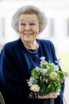 Baar Soestdijk 4 april 2024
Prinses Beatrix onthult het bronzen standbeeld â€˜Het Koninklijk Gezinâ€™ in het park van Paleis Soestdijk. Het groepsportret is in 1996 gemaakt door beeldhouwer Arthur Spronken en bestaat uit de portretten van prinses Beatrix, prins Claus en hun drie zonen.
