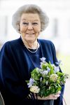 Baar Soestdijk 4 april 2024
Prinses Beatrix onthult het bronzen standbeeld â€˜Het Koninklijk Gezinâ€™ in het park van Paleis Soestdijk. Het groepsportret is in 1996 gemaakt door beeldhouwer Arthur Spronken en bestaat uit de portretten van prinses Beatrix, prins Claus en hun drie zonen.