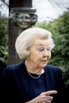 Baar Soestdijk 4 april 2024
Prinses Beatrix onthult het bronzen standbeeld â€˜Het Koninklijk Gezinâ€™ in het park van Paleis Soestdijk. Het groepsportret is in 1996 gemaakt door beeldhouwer Arthur Spronken en bestaat uit de portretten van prinses Beatrix, prins Claus en hun drie zonen.