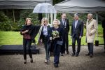 Baar Soestdijk 4 april 2024
Prinses Beatrix onthult het bronzen standbeeld â€˜Het Koninklijk Gezinâ€™ in het park van Paleis Soestdijk. Het groepsportret is in 1996 gemaakt door beeldhouwer Arthur Spronken en bestaat uit de portretten van prinses Beatrix, prins Claus en hun drie zonen.
