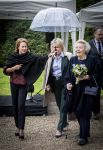 Baar Soestdijk 4 april 2024
Prinses Beatrix onthult het bronzen standbeeld â€˜Het Koninklijk Gezinâ€™ in het park van Paleis Soestdijk. Het groepsportret is in 1996 gemaakt door beeldhouwer Arthur Spronken en bestaat uit de portretten van prinses Beatrix, prins Claus en hun drie zonen.