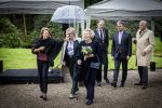 Baar Soestdijk 4 april 2024
Prinses Beatrix onthult het bronzen standbeeld â€˜Het Koninklijk Gezinâ€™ in het park van Paleis Soestdijk. Het groepsportret is in 1996 gemaakt door beeldhouwer Arthur Spronken en bestaat uit de portretten van prinses Beatrix, prins Claus en hun drie zonen.
