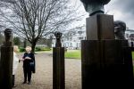 Baar Soestdijk 4 april 2024
Prinses Beatrix onthult het bronzen standbeeld â€˜Het Koninklijk Gezinâ€™ in het park van Paleis Soestdijk. Het groepsportret is in 1996 gemaakt door beeldhouwer Arthur Spronken en bestaat uit de portretten van prinses Beatrix, prins Claus en hun drie zonen.