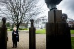 Baar Soestdijk 4 april 2024
Prinses Beatrix onthult het bronzen standbeeld â€˜Het Koninklijk Gezinâ€™ in het park van Paleis Soestdijk. Het groepsportret is in 1996 gemaakt door beeldhouwer Arthur Spronken en bestaat uit de portretten van prinses Beatrix, prins Claus en hun drie zonen.