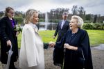 Baar Soestdijk 4 april 2024
Prinses Beatrix onthult het bronzen standbeeld â€˜Het Koninklijk Gezinâ€™ in het park van Paleis Soestdijk. Het groepsportret is in 1996 gemaakt door beeldhouwer Arthur Spronken en bestaat uit de portretten van prinses Beatrix, prins Claus en hun drie zonen. Prinses Beatrix en Maya Meijer