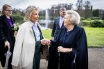 Baar Soestdijk 4 april 2024
Prinses Beatrix onthult het bronzen standbeeld â€˜Het Koninklijk Gezinâ€™ in het park van Paleis Soestdijk. Het groepsportret is in 1996 gemaakt door beeldhouwer Arthur Spronken en bestaat uit de portretten van prinses Beatrix, prins Claus en hun drie zonen. Prinses Beatrix en Maya Meijer