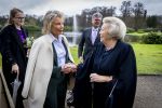 Baar Soestdijk 4 april 2024
Prinses Beatrix onthult het bronzen standbeeld â€˜Het Koninklijk Gezinâ€™ in het park van Paleis Soestdijk. Het groepsportret is in 1996 gemaakt door beeldhouwer Arthur Spronken en bestaat uit de portretten van prinses Beatrix, prins Claus en hun drie zonen. Prinses Beatrix en Maya Meijer