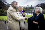 Baar Soestdijk 4 april 2024
Prinses Beatrix onthult het bronzen standbeeld â€˜Het Koninklijk Gezinâ€™ in het park van Paleis Soestdijk. Het groepsportret is in 1996 gemaakt door beeldhouwer Arthur Spronken en bestaat uit de portretten van prinses Beatrix, prins Claus en hun drie zonen. Prinses Beatrix en Maya Meijer