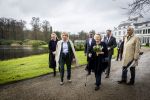 Baar Soestdijk 4 april 2024
Prinses Beatrix onthult het bronzen standbeeld â€˜Het Koninklijk Gezinâ€™ in het park van Paleis Soestdijk. Het groepsportret is in 1996 gemaakt door beeldhouwer Arthur Spronken en bestaat uit de portretten van prinses Beatrix, prins Claus en hun drie zonen. Prinses Beatrix en Maya Meijer