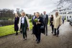 Baar Soestdijk 4 april 2024
Prinses Beatrix onthult het bronzen standbeeld â€˜Het Koninklijk Gezinâ€™ in het park van Paleis Soestdijk. Het groepsportret is in 1996 gemaakt door beeldhouwer Arthur Spronken en bestaat uit de portretten van prinses Beatrix, prins Claus en hun drie zonen. Prinses Beatrix en Maya Meijer