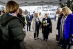 Baar Soestdijk 4 april 2024
Prinses Beatrix onthult het bronzen standbeeld â€˜Het Koninklijk Gezinâ€™ in het park van Paleis Soestdijk. Het groepsportret is in 1996 gemaakt door beeldhouwer Arthur Spronken en bestaat uit de portretten van prinses Beatrix, prins Claus en hun drie zonen. Prinses Beatrix en Maya Meijer