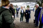 Baar Soestdijk 4 april 2024
Prinses Beatrix onthult het bronzen standbeeld â€˜Het Koninklijk Gezinâ€™ in het park van Paleis Soestdijk. Het groepsportret is in 1996 gemaakt door beeldhouwer Arthur Spronken en bestaat uit de portretten van prinses Beatrix, prins Claus en hun drie zonen. Prinses Beatrix en Maya Meijer