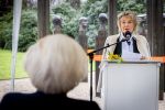 Baar Soestdijk 4 april 2024
Prinses Beatrix onthult het bronzen standbeeld â€˜Het Koninklijk Gezinâ€™ in het park van Paleis Soestdijk. Het groepsportret is in 1996 gemaakt door beeldhouwer Arthur Spronken en bestaat uit de portretten van prinses Beatrix, prins Claus en hun drie zonen. Prinses Beatrix en Maya Meijer