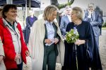 Baar Soestdijk 4 april 2024
Prinses Beatrix onthult het bronzen standbeeld â€˜Het Koninklijk Gezinâ€™ in het park van Paleis Soestdijk. Het groepsportret is in 1996 gemaakt door beeldhouwer Arthur Spronken en bestaat uit de portretten van prinses Beatrix, prins Claus en hun drie zonen. Prinses Beatrix en Maya Meijer
