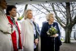 Baar Soestdijk 4 april 2024
Prinses Beatrix onthult het bronzen standbeeld â€˜Het Koninklijk Gezinâ€™ in het park van Paleis Soestdijk. Het groepsportret is in 1996 gemaakt door beeldhouwer Arthur Spronken en bestaat uit de portretten van prinses Beatrix, prins Claus en hun drie zonen. Prinses Beatrix en Maya Meijer