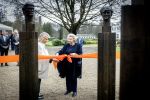 Baar Soestdijk 4 april 2024
Prinses Beatrix onthult het bronzen standbeeld â€˜Het Koninklijk Gezinâ€™ in het park van Paleis Soestdijk. Het groepsportret is in 1996 gemaakt door beeldhouwer Arthur Spronken en bestaat uit de portretten van prinses Beatrix, prins Claus en hun drie zonen. Prinses Beatrix en Maya Meijer