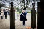 Baar Soestdijk 4 april 2024
Prinses Beatrix onthult het bronzen standbeeld â€˜Het Koninklijk Gezinâ€™ in het park van Paleis Soestdijk. Het groepsportret is in 1996 gemaakt door beeldhouwer Arthur Spronken en bestaat uit de portretten van prinses Beatrix, prins Claus en hun drie zonen. Prinses Beatrix en Maya Meijer