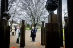 Baar Soestdijk 4 april 2024
Prinses Beatrix onthult het bronzen standbeeld â€˜Het Koninklijk Gezinâ€™ in het park van Paleis Soestdijk. Het groepsportret is in 1996 gemaakt door beeldhouwer Arthur Spronken en bestaat uit de portretten van prinses Beatrix, prins Claus en hun drie zonen. Prinses Beatrix en Maya Meijer