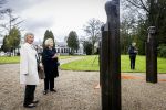 Baar Soestdijk 4 april 2024
Prinses Beatrix onthult het bronzen standbeeld â€˜Het Koninklijk Gezinâ€™ in het park van Paleis Soestdijk. Het groepsportret is in 1996 gemaakt door beeldhouwer Arthur Spronken en bestaat uit de portretten van prinses Beatrix, prins Claus en hun drie zonen. Prinses Beatrix en Maya Meijer