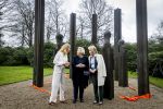 Baar Soestdijk 4 april 2024
Prinses Beatrix onthult het bronzen standbeeld â€˜Het Koninklijk Gezinâ€™ in het park van Paleis Soestdijk. Het groepsportret is in 1996 gemaakt door beeldhouwer Arthur Spronken en bestaat uit de portretten van prinses Beatrix, prins Claus en hun drie zonen. Prinses Beatrix en Maya Meijer