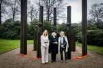 Baar Soestdijk 4 april 2024
Prinses Beatrix onthult het bronzen standbeeld â€˜Het Koninklijk Gezinâ€™ in het park van Paleis Soestdijk. Het groepsportret is in 1996 gemaakt door beeldhouwer Arthur Spronken en bestaat uit de portretten van prinses Beatrix, prins Claus en hun drie zonen. Prinses Beatrix en Maya Meijer