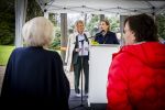 Baar Soestdijk 4 april 2024
Prinses Beatrix onthult het bronzen standbeeld â€˜Het Koninklijk Gezinâ€™ in het park van Paleis Soestdijk. Het groepsportret is in 1996 gemaakt door beeldhouwer Arthur Spronken en bestaat uit de portretten van prinses Beatrix, prins Claus en hun drie zonen. Prinses Beatrix en Maya Meijer