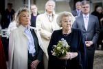 Baar Soestdijk 4 april 2024
Prinses Beatrix onthult het bronzen standbeeld â€˜Het Koninklijk Gezinâ€™ in het park van Paleis Soestdijk. Het groepsportret is in 1996 gemaakt door beeldhouwer Arthur Spronken en bestaat uit de portretten van prinses Beatrix, prins Claus en hun drie zonen. Prinses Beatrix en Maya Meijer