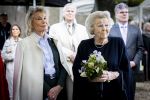 Baar Soestdijk 4 april 2024
Prinses Beatrix onthult het bronzen standbeeld â€˜Het Koninklijk Gezinâ€™ in het park van Paleis Soestdijk. Het groepsportret is in 1996 gemaakt door beeldhouwer Arthur Spronken en bestaat uit de portretten van prinses Beatrix, prins Claus en hun drie zonen. Prinses Beatrix en Maya Meijer