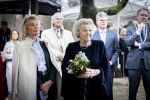 Baar Soestdijk 4 april 2024
Prinses Beatrix onthult het bronzen standbeeld â€˜Het Koninklijk Gezinâ€™ in het park van Paleis Soestdijk. Het groepsportret is in 1996 gemaakt door beeldhouwer Arthur Spronken en bestaat uit de portretten van prinses Beatrix, prins Claus en hun drie zonen. Prinses Beatrix en Maya Meijer