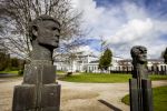 Baar Soestdijk 4 april 2024
Prinses Beatrix onthult het bronzen standbeeld â€˜Het Koninklijk Gezinâ€™ in het park van Paleis Soestdijk. Het groepsportret is in 1996 gemaakt door beeldhouwer Arthur Spronken en bestaat uit de portretten van prinses Beatrix, prins Claus en hun drie zonen.