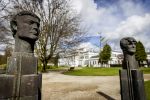 Baar Soestdijk 4 april 2024
Prinses Beatrix onthult het bronzen standbeeld â€˜Het Koninklijk Gezinâ€™ in het park van Paleis Soestdijk. Het groepsportret is in 1996 gemaakt door beeldhouwer Arthur Spronken en bestaat uit de portretten van prinses Beatrix, prins Claus en hun drie zonen.