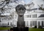 Baar Soestdijk 4 april 2024
Prinses Beatrix onthult het bronzen standbeeld â€˜Het Koninklijk Gezinâ€™ in het park van Paleis Soestdijk. Het groepsportret is in 1996 gemaakt door beeldhouwer Arthur Spronken en bestaat uit de portretten van prinses Beatrix, prins Claus en hun drie zonen.