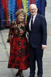 Amsterdam 18 april 2024
Contraprestatie
Koning Felipe en Koningin Letizia bieden het Koninklijk Paar een receptie aan in Museum STRAAT in Amsterdam. Hierbij is ook de Prinses van Oranje aanwezig. Tijdens de receptie openen de Koninklijke Paren een expositie van tien Spaanse en Nederlandse muurschilders. De tentoonstelling is tot en met 2 juni te bezoeken. Na de receptie neemt het Koninklijk Paar afscheid van de Spaanse Koning en Koningin. Aanwezig Koning Felipe Koningin Letizia Koning Willem Alexnader Koningin Maxima Prinses Amalia Prinses Margriet en Mr Pieter v Vollenhoven.