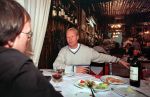 Barcelona, 16 november 1998 Ronald koeman in gesprek met AD-verslaggever Christ v nijnatte in Restaurant Baracca.
Foto bestemd voor Sport.