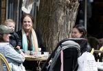 Amsterdam 23 april 2024
Xandra Brood met haar dochters Holly Brood en Lola Brood met zoontje op terras in Amsterdam zuid.