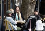 Amsterdam 23 april 2024
Xandra Brood met haar dochters Holly Brood en Lola Brood met zoontje op terras in Amsterdam zuid.