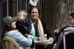 Amsterdam 23 april 2024
Xandra Brood met haar dochters Holly Brood en Lola Brood met zoontje op terras in Amsterdam zuid.