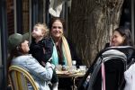 Amsterdam 23 april 2024
Xandra Brood met haar dochters Holly Brood en Lola Brood met zoontje op terras in Amsterdam zuid.