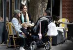 Amsterdam 23 april 2024
Xandra Brood met haar dochters Holly Brood en Lola Brood met zoontje op terras in Amsterdam zuid.