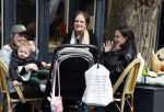 Amsterdam 23 april 2024
Xandra Brood met haar dochters Holly Brood en Lola Brood met zoontje op terras in Amsterdam zuid.