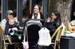 Amsterdam 23 april 2024
Xandra Brood met haar dochters Holly Brood en Lola Brood met zoontje op terras in Amsterdam zuid.