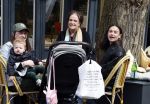 Amsterdam 23 april 2024
Xandra Brood met haar dochters Holly Brood en Lola Brood met zoontje op terras in Amsterdam zuid.