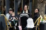 Amsterdam 23 april 2024
Xandra Brood met haar dochters Holly Brood en Lola Brood met zoontje op terras in Amsterdam zuid.